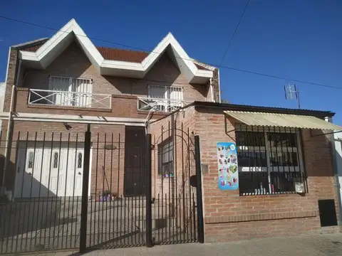 Chalet en Dos Plantas con Local Comercial, Cochera y Fondo LIbre
