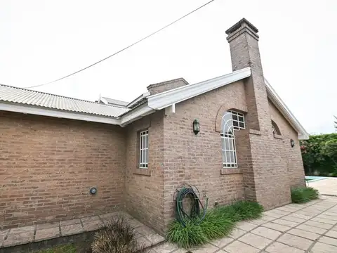 Casa chalet de 2 pisos con piscina y patio.