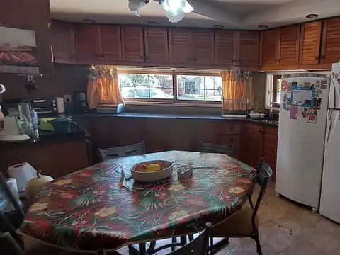 EXCELENTE CASA EN ESQUINA LINIERS