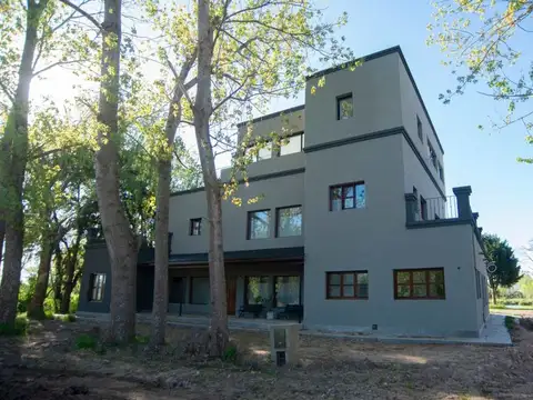 Casa 8 ambientes con 6 baños