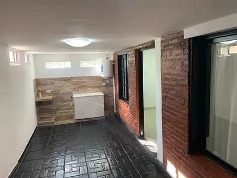 deparamento tipo casa al frente 3 ambientes 2 patios