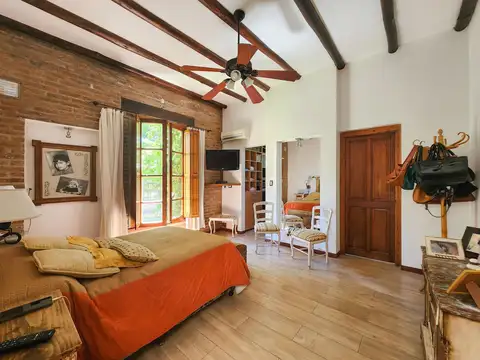 Casa en Venta con 4 cocheras