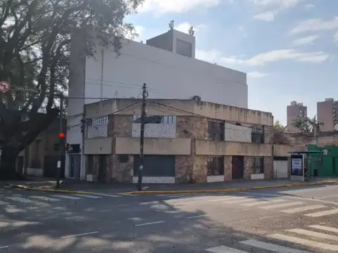 VENTA CASA ESQUINA CATAMARCA Y AV FRANCIA TRES DORMITORIOS COCHERA PATIO TERRAZA. CONSTRUCTORAS PB + 10