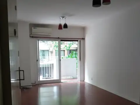 DUEÑO VENDE. SIN COMISION. Impecable y luminoso 2 ambientes al frente en Botanico. Primer piso. ENTREGA INMEDIATA.