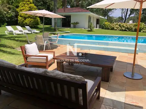 Muy buena propiedad en venta, 5 dormitorios en barrio Cantegril, Punta del Este