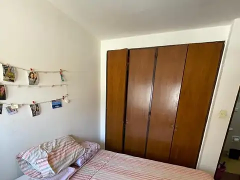 ALBERDI - Un dormitorio con balcón a la calle!