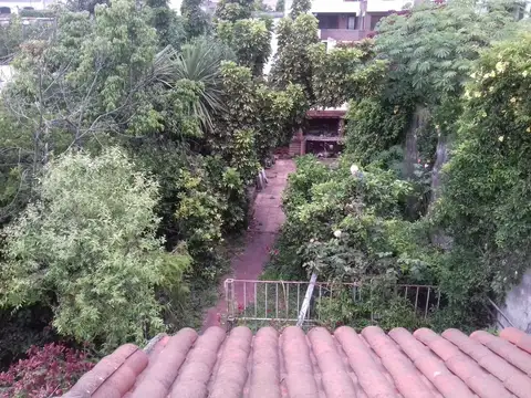 CASA 4  AMB CON GARAGE P/VARIOS AUTOS TERRAZA Y FONDO LIBRE CERCA DE LA ESTACION