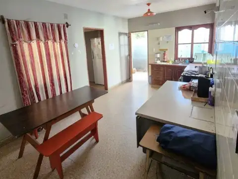 Casa 7 ambientes con 2 baños