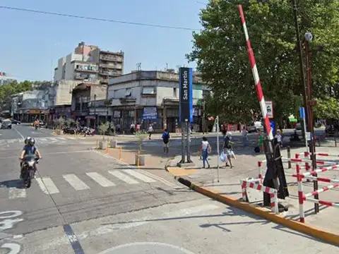 Excelente Local en esquina Frente a Estación San Martín