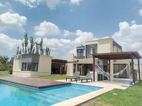 VENTA CASA 4 DORMITORIOS SALIDA A LA LAGUNA SAN SEBASTIAN PILAR OPORTUNIDAD DE INVERSION