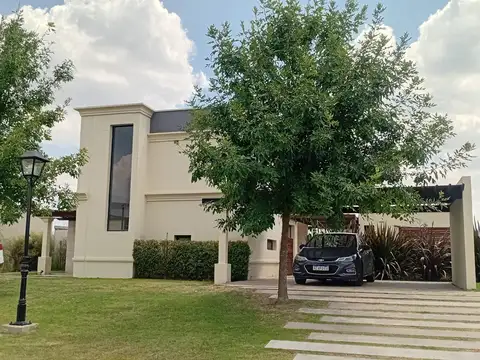 Casa 7 ambientes con 4 baños