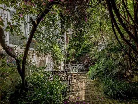 Venta PH pasillo, 3 amb + escritorio, patio. Bajas expensas. Belgrano.