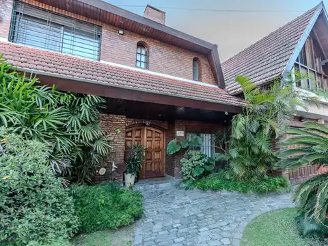 ESTUPENDA CASA A LA VENTA SOBRE UN SOÑADO TERRENO DE 1221M2 EN MARTINEZ.