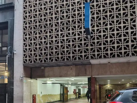 COCHERA FIJA CUBIERTA EN VIAMONTE AL 700 - 11 M2 - CENTRO