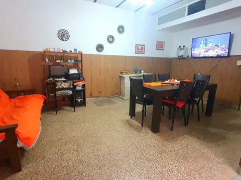 Casa 6 ambientes con 2 baños