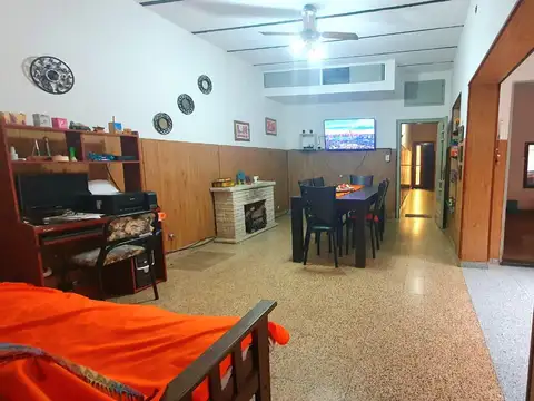 EN VENTA-CASA DE TRES DORMITORIOS CON PATIO Y LOCAL.