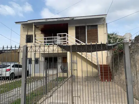 Depto T/ Casa al Frente con Cochera