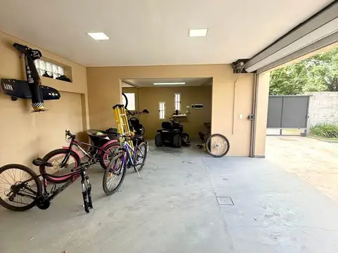 Casa en Venta con 2 cocheras