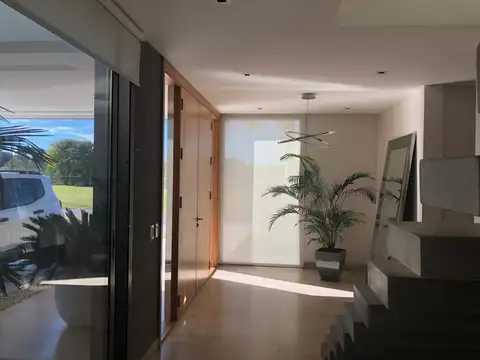 Casa en Venta con 6 cocheras