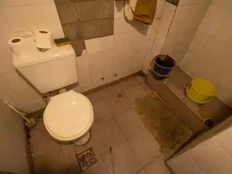 Local comercial - Sin expensas - 144m² - Doble altura 4.20 metros  - A refaccionar - Se escucha...