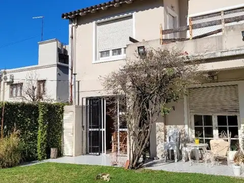 CASA 3 AMBIENTES CASTELAR NORTE CON PILETA