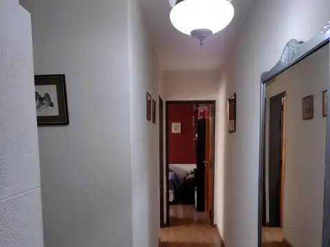 Amplia Casa de  tres dormitorios dos baños muy amplia. Excelente Zona