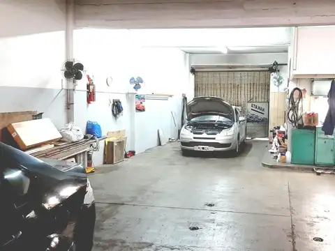 Zuviría 2200* - Galpón/Depósito  ( 160 m² ) Vivienda ( 90 m² )  3 Amb. C/ BALCÓN, COCHERA Y BAULERA. Sup. Descubierta 100 m².