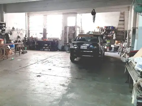 Zuviría 2200* - Galpón/Depósito  ( 160 m² ) Vivienda ( 90 m² )  3 Amb. C/ BALCÓN, COCHERA Y BAULERA.