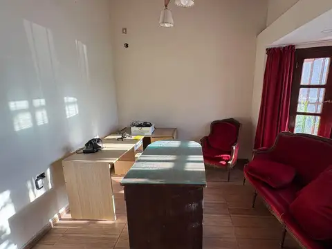 Casa 12 ambientes con 2 baños