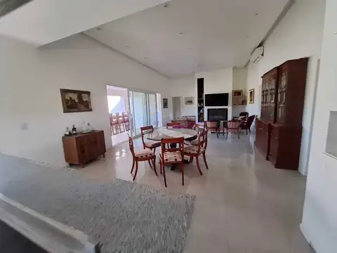 Casa en Alquiler con 2 cocheras