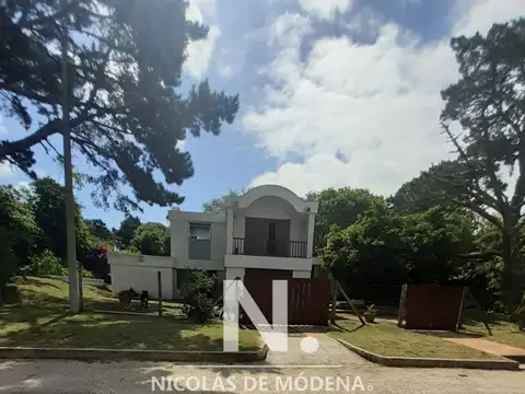 Casa en venta, en zona Golf.