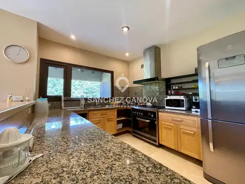 Casa en Alquiler con 2 cocheras