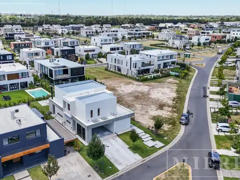 Casa en venta a estrenar sobre lote Interno en Carpinchos, Nordelta.