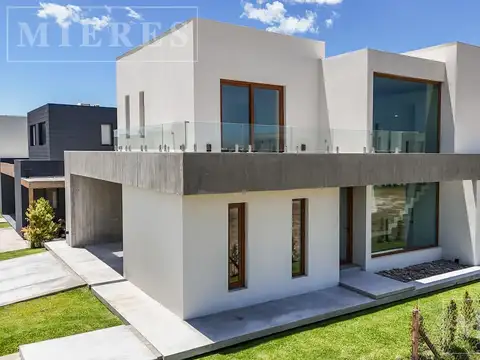 Casa 7 ambientes con 4 baños