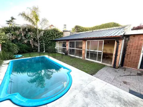 VENTA CASA 4 AMBIENTES CON PILETA Y JARDIN APTA CREDITO MORON