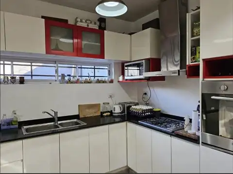 Casa 6 ambientes con 2 baños