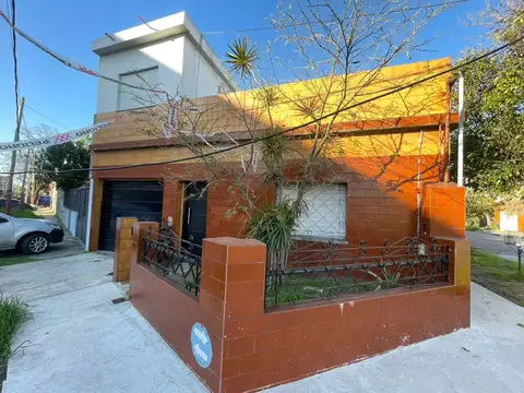 Venta Casa Ideal 2 familias con Entradas Independientes APTO CREDITO - Valentin Alsina