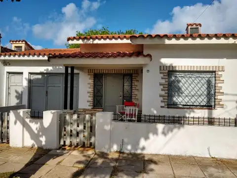 DUEÑO ALQUILA CALLE 5 Y 29 HERMOSO CHALET 3AMB., 3 CUADRAS DEL MAR Y DEL CENTRO, COCHERA CUBIERTA, GALERÍA, PARRILLA, WIFI, HELADERA CON FREEZER, TV POR CABLE, MICROONDAS, ETC.