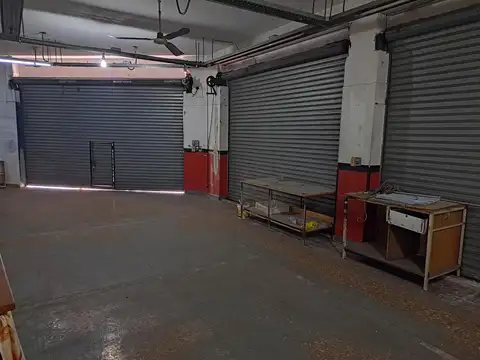 Local sobre Lote Propio en esquina con espacio aéreo - Flores