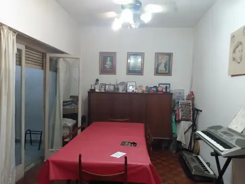 4 AMBIENTES  PLANTA BAJA 2 BAÑOS Y 2 PATIOS.