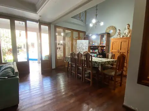 Casa 9 ambientes con 4 baños