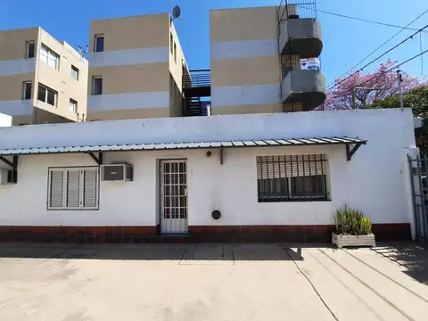 TERRENO EN VENTA BARRIO OBSERVATORIO  FRENTE A TRIBUNALES II  -  CON TRES DEPARTAMENTOS Y GALPON.