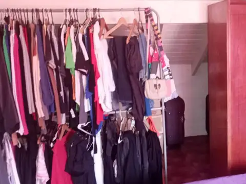 CHALET DE DOS PLANTAS CON TEJAS EN BOSQUES U$S 80.000.-