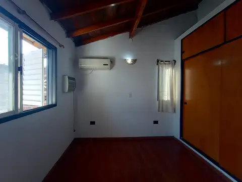 Retasado - Dúplex tres ambientes a dos cuadras de Av. Vélez Sarsfield.