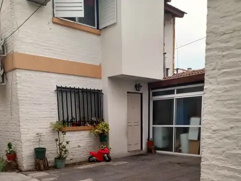 Retasado - Dúplex tres ambientes a dos cuadras de Av. Vélez Sarsfield.