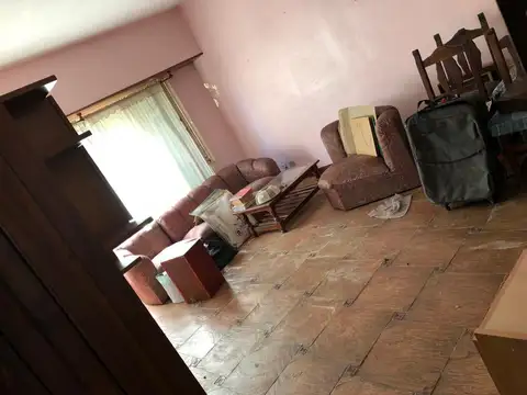 EN VENTA EN CIUDAD JARDIN AMPLIA PROPIEDAD DE 5 AMBIENTES EN P.B. CON COCHERA - FICHA 7849