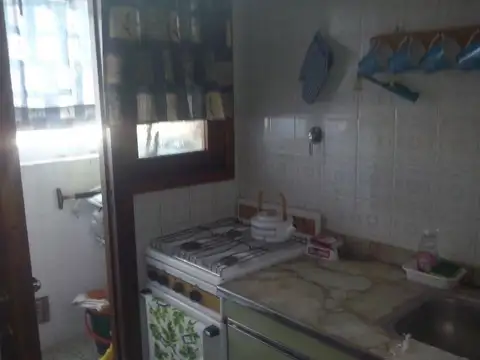 DEPARTAMENTO 2 AMBIENTES FRENTE CON COCHERA SOBRE PEATONAL