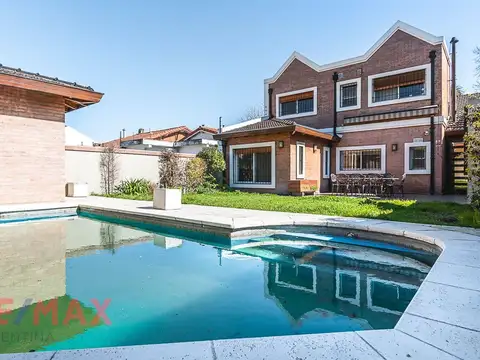 VENTA CASA 4 AMB PILETA EN VILLA LUZURIAGA PERMUTA