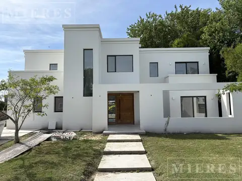 Casa 5 ambientes con 3 baños