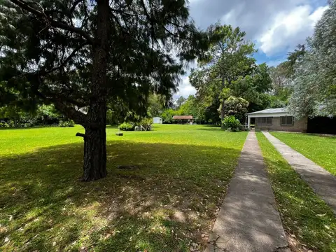 Venta de Casa con parque, pileta, casa casero, Parque Leloir, Ituzaingo